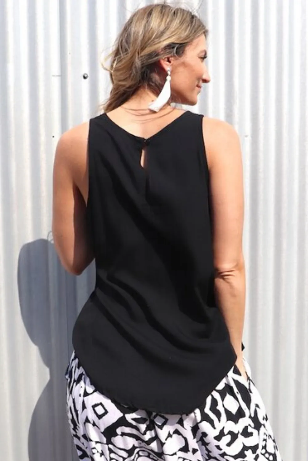 Peta Short Singlet Top In Black